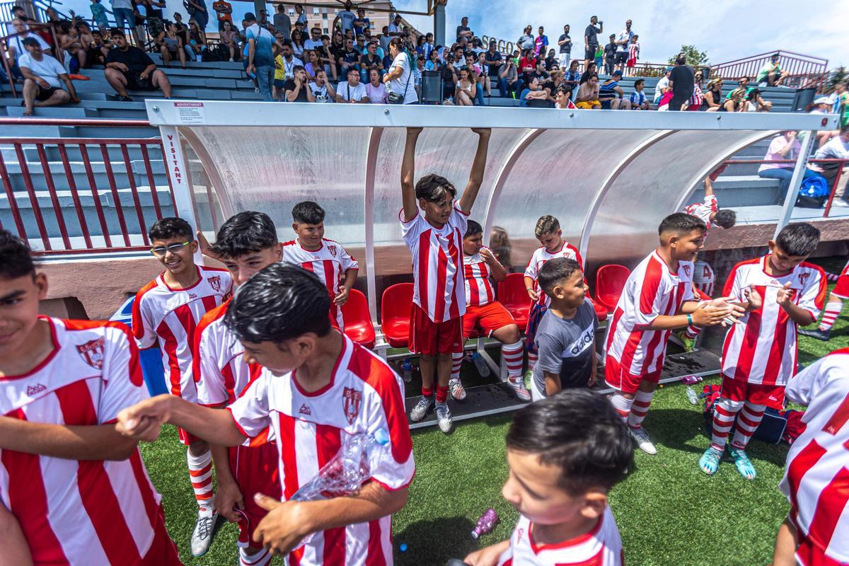 La Mina celebra su primera Champions infantil