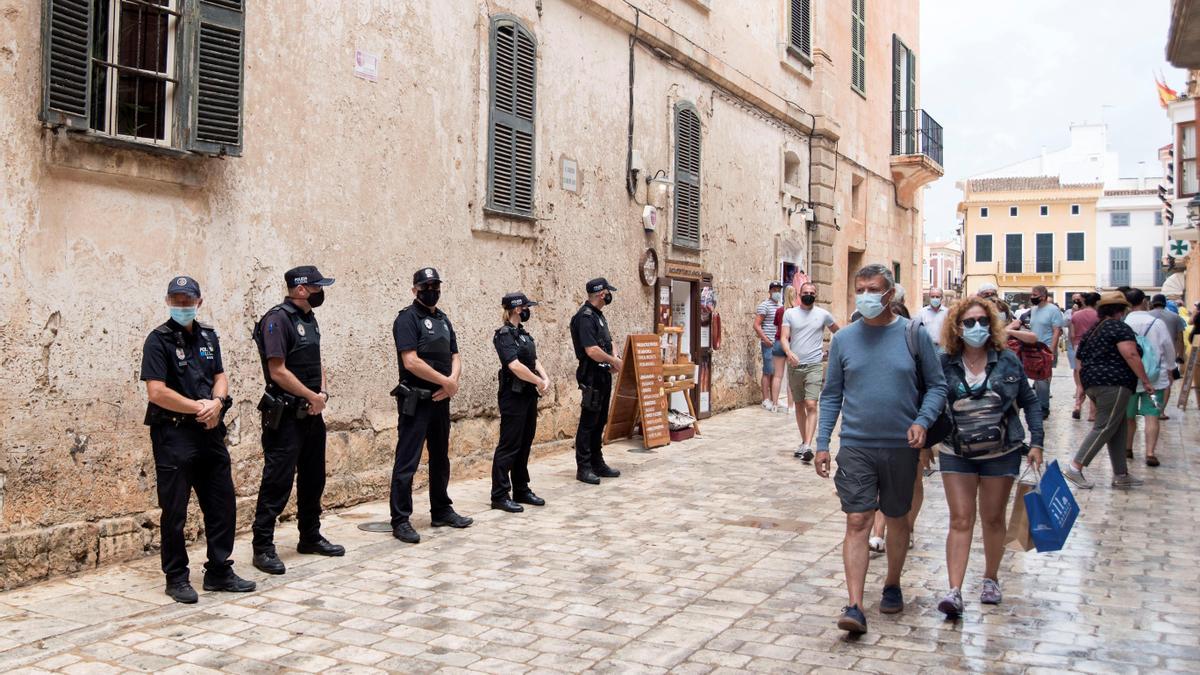Control policial de medidas anticovid en Ciutadella (Menorca)