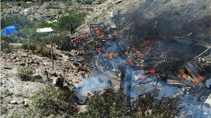 Un incendio arrasa varias infraviviendas en Los Cristianos, Arona, sin dejar heridos