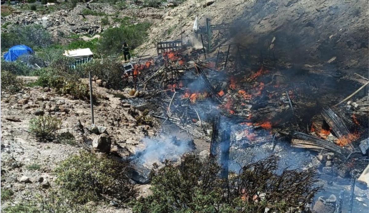 Incendio en unas chabolas de Arona.