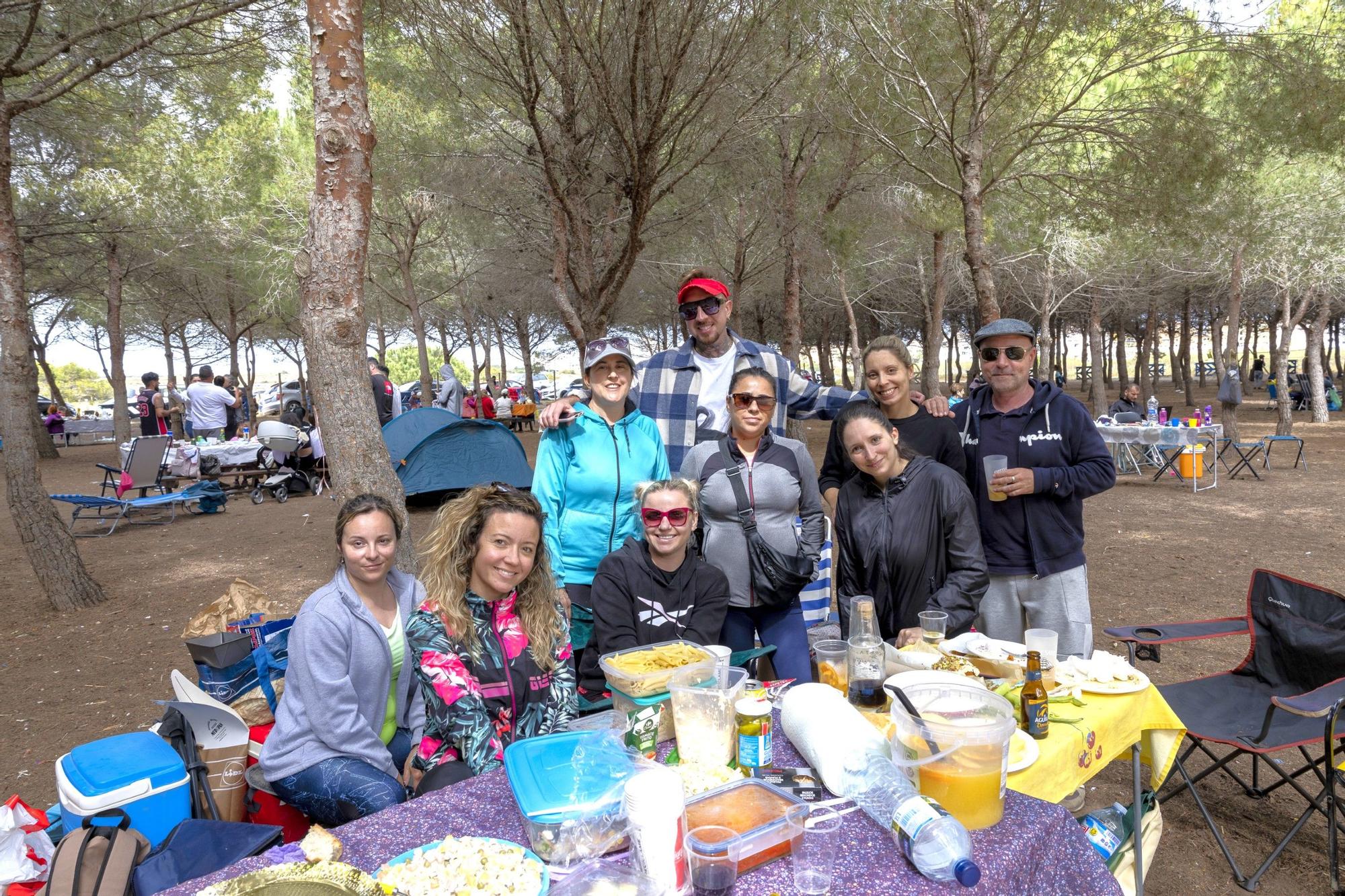 Lunes de Pascua y mona en el parque municipal de Lo Albentosa-Eduardo Gil en Torrevieja, junto a la laguna de La Mata