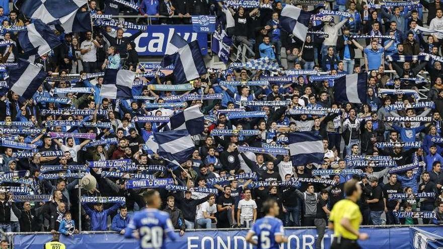 Aficionados del Oviedo, con banderas del Grupo Symmachiarii, en un partido en el Tartiere.