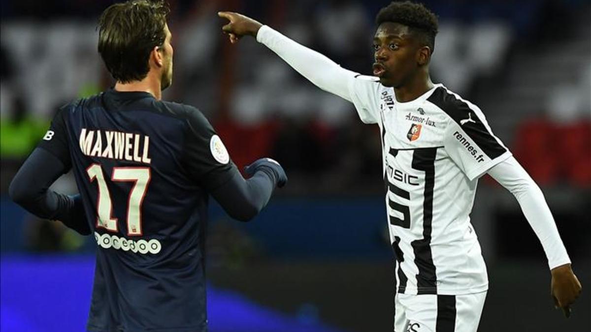 Dembélé, en la imagen con Maxwell, descubrió que el Leicester sondeó su fichaje