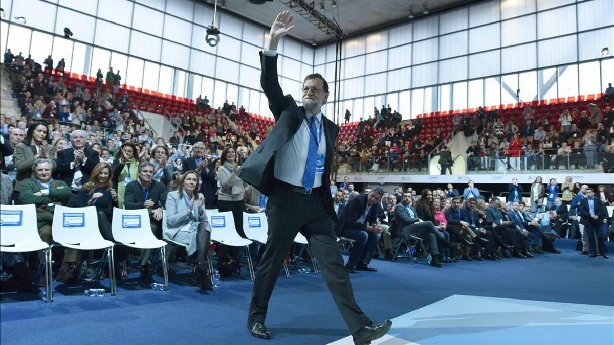 Mariano Rajoy saluda a los asistentes al acto de clausura del congreso del PP, este domingo.