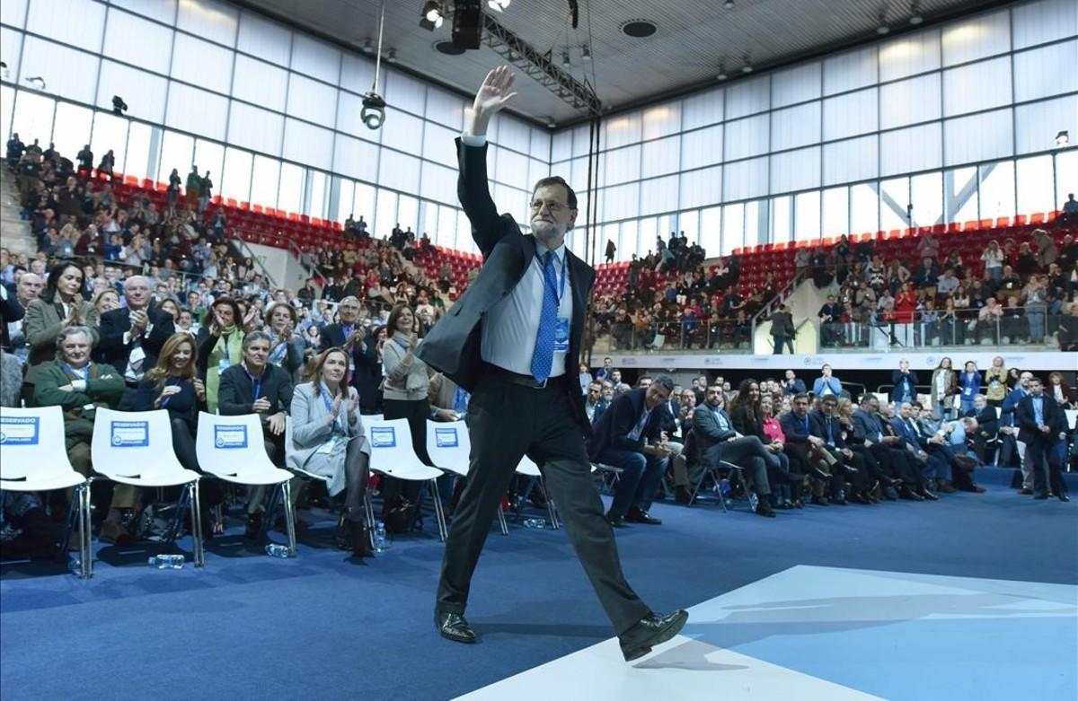 Mariano Rajoy saluda a los asistentes al acto de clausura del congreso del PP, este domingo.