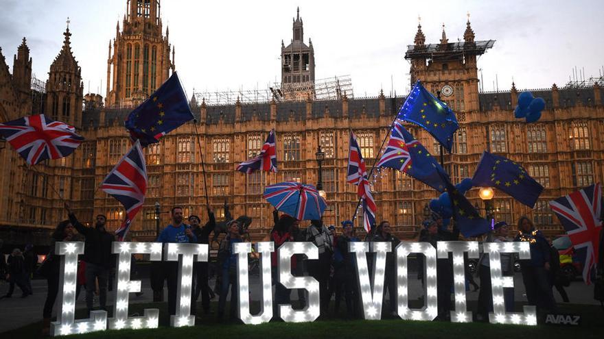 Manifestantes contrarios al Brexit ante el Parlamento británico este miércoles.