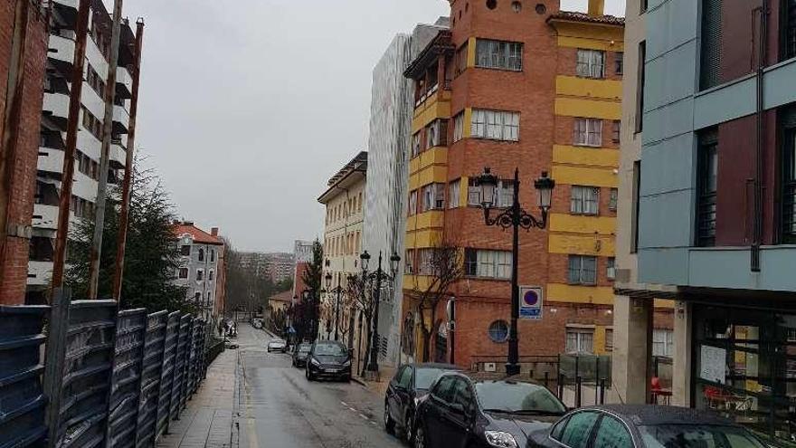 La calle donde se encuentra la vivienda en la que tuvieron lugar los hechos denunciados.