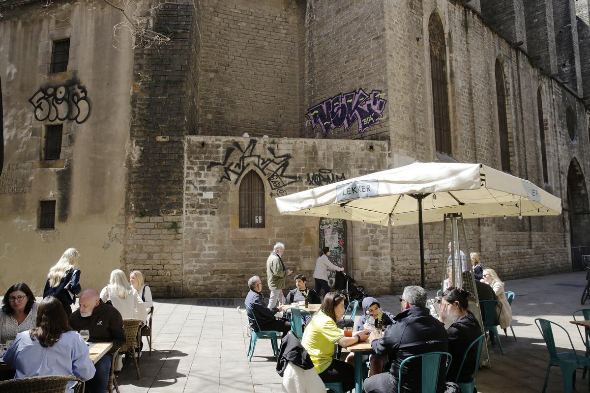 Polémico grafiti en la basílica de Santa Maria del Pi de Barcelona