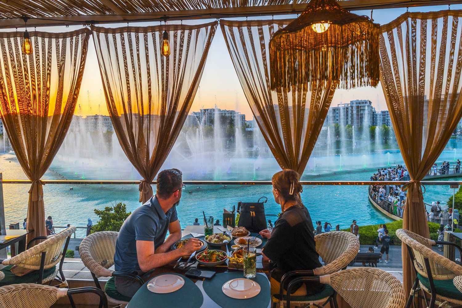 Espectáculo de fuentes del Parque de la Ciudad de Tashkent desde el restaurante Arrows &amp; Sparrows.