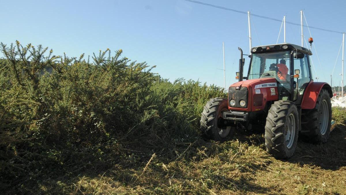 Un tractor en una finca de Arousa.