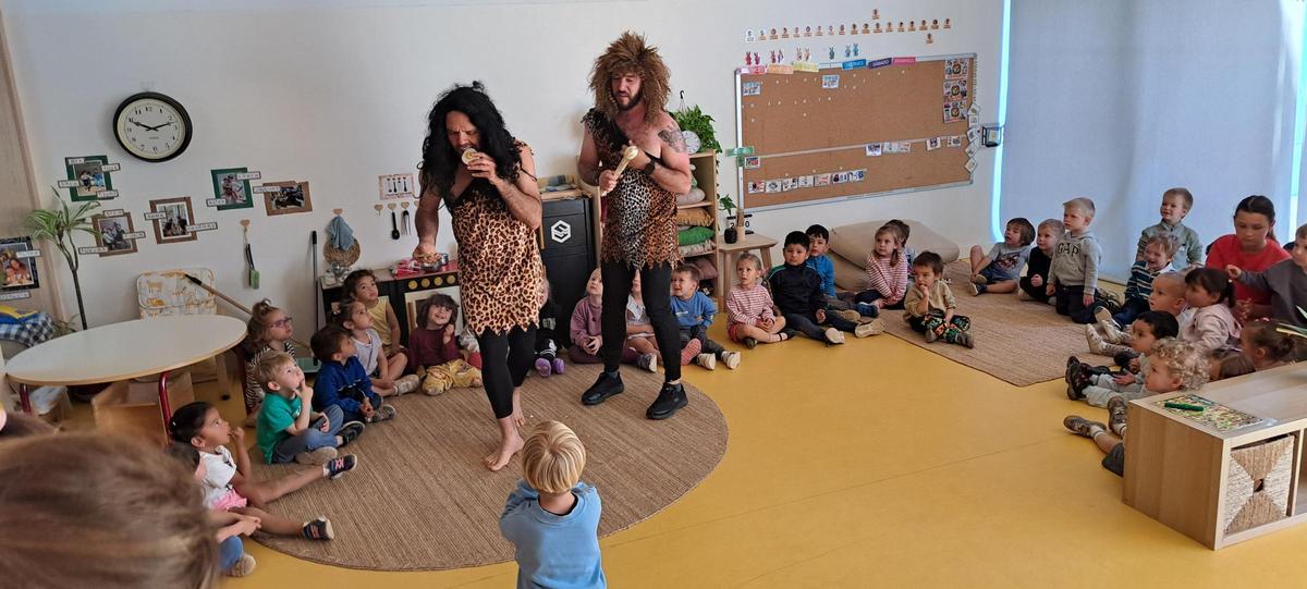 La 'perfomance' dels dos cavernícoles que no lligen amb l'alumnat d'Infantil del CEIP Les Arts.