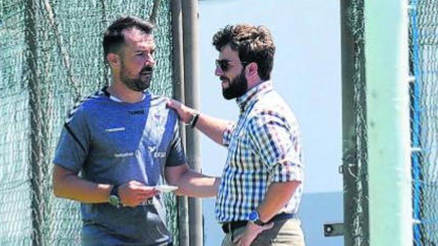 López Garai y Víctor Moreno, en una conversación al borde del campo de entrenamiento. Eran otros tiempos.