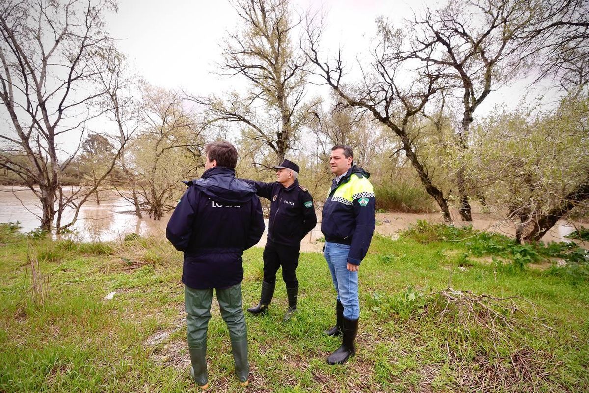 El agua remite en Alcolea tras un día de máximo riesgo con un desalojo