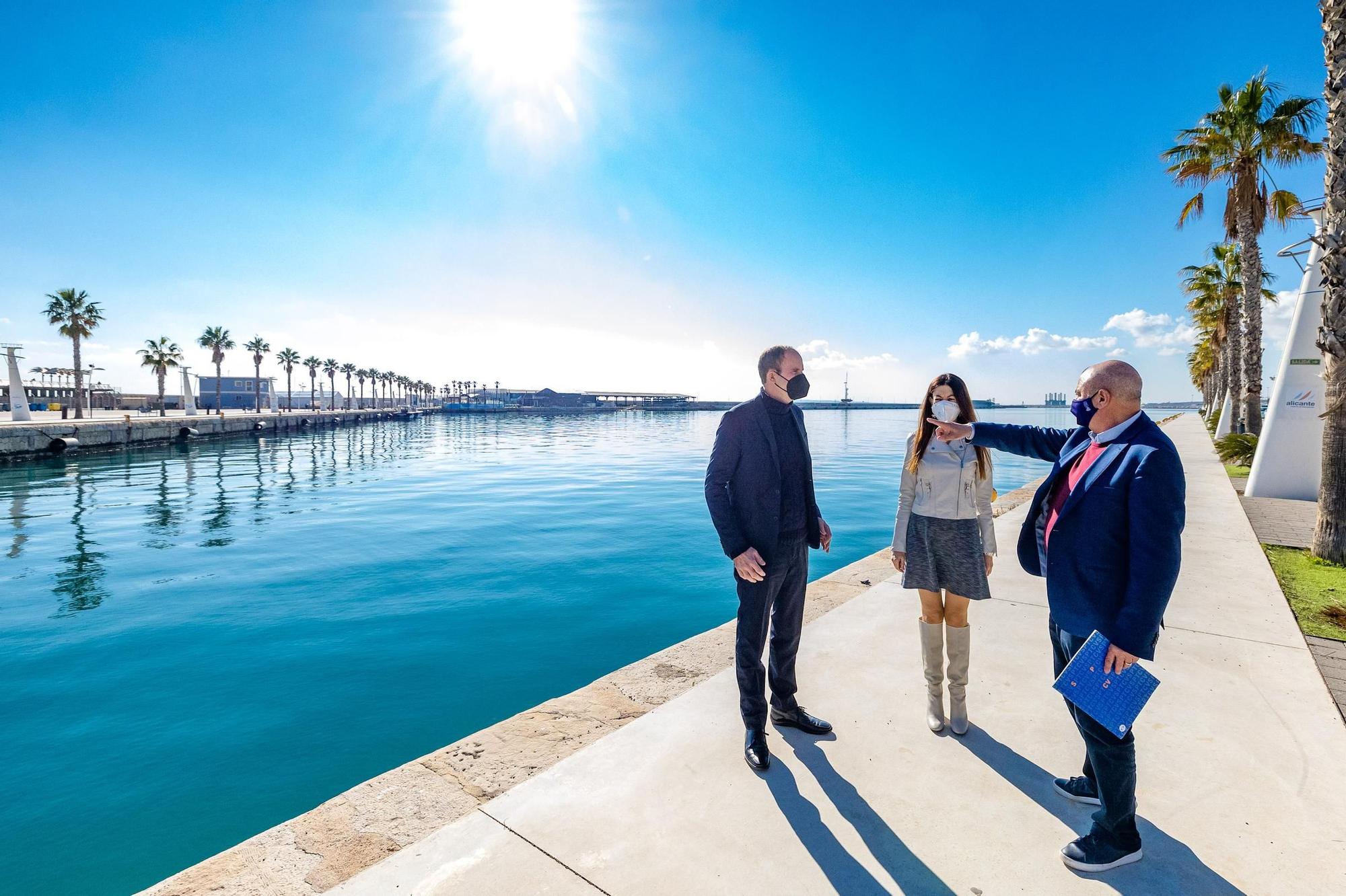 La consellera Carolina Pascual presenta en el puerto la próxima edición de la Vuelta al Mundo a Vela.