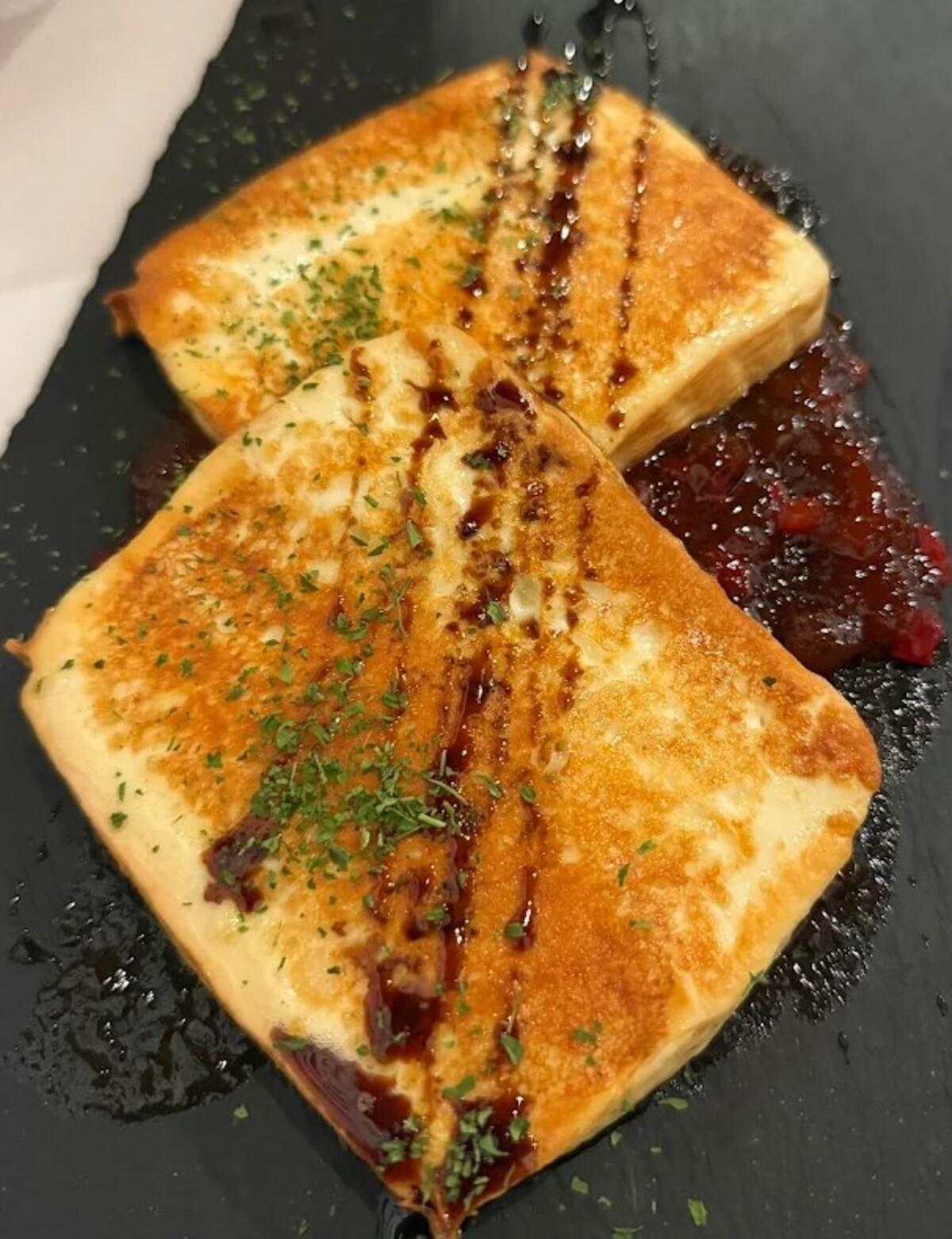 Queso herreño con mermelada de pimiento asado