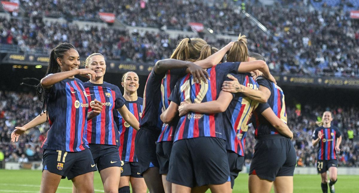 Las azulgrana celebrando tras anotar el quinto gol durante el partido de vuelta de los 1/4 de final de la Champions femenina