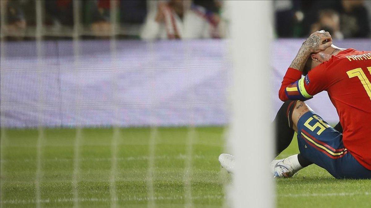 Sergio Ramos lamenta un error que le costó un gol a España en la derrota contra Inglaterra (2-3)