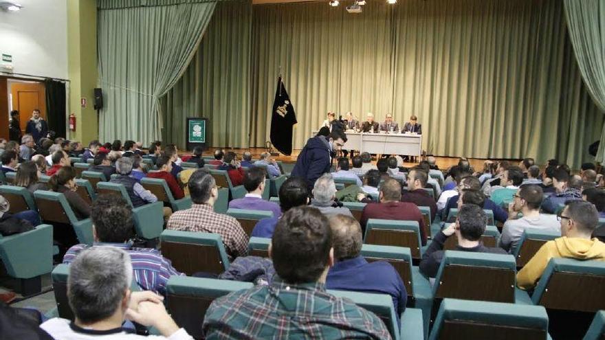 Asamblea de la Real Cofradía del Santo Entierro, celebrada en el Colegio Universitario