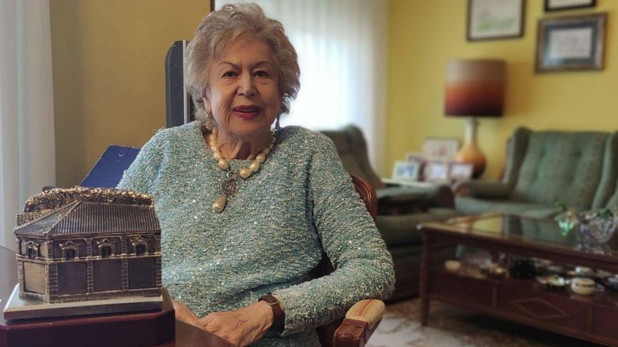 Carmen López Villaverde, en el salón de su casa de Oviedo, con la reproducción de la capilla de la Balesquida que le regaló la Sociedad Protectora al nombrarla socia de honor.