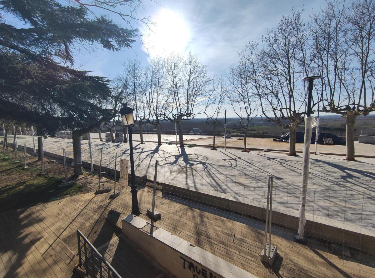Paseos de la Mota de Benavente en proceso de renovación.