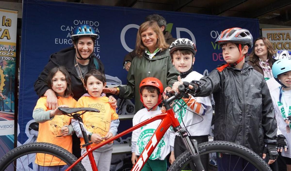 La concejala de Deportes con algunos de los participantes. | LNE