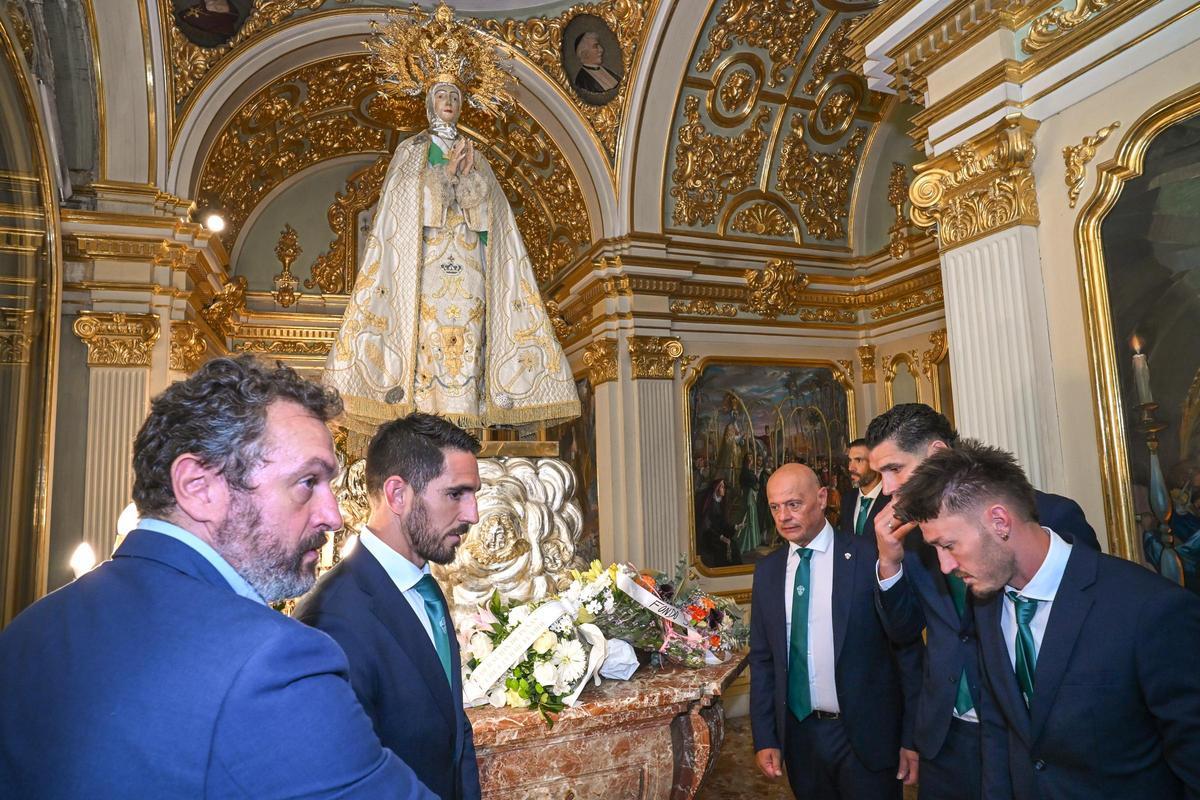 Rafa Mir, ante el confesionario durante la ofrenda a la Patrona