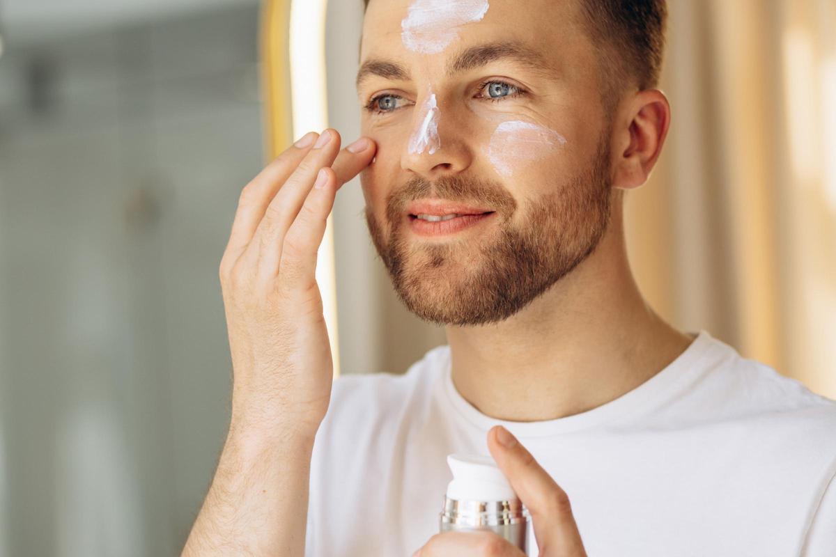 Las mejores cremas solares para hombre: no dejan la piel pegajosa y se absorbe muy rápido