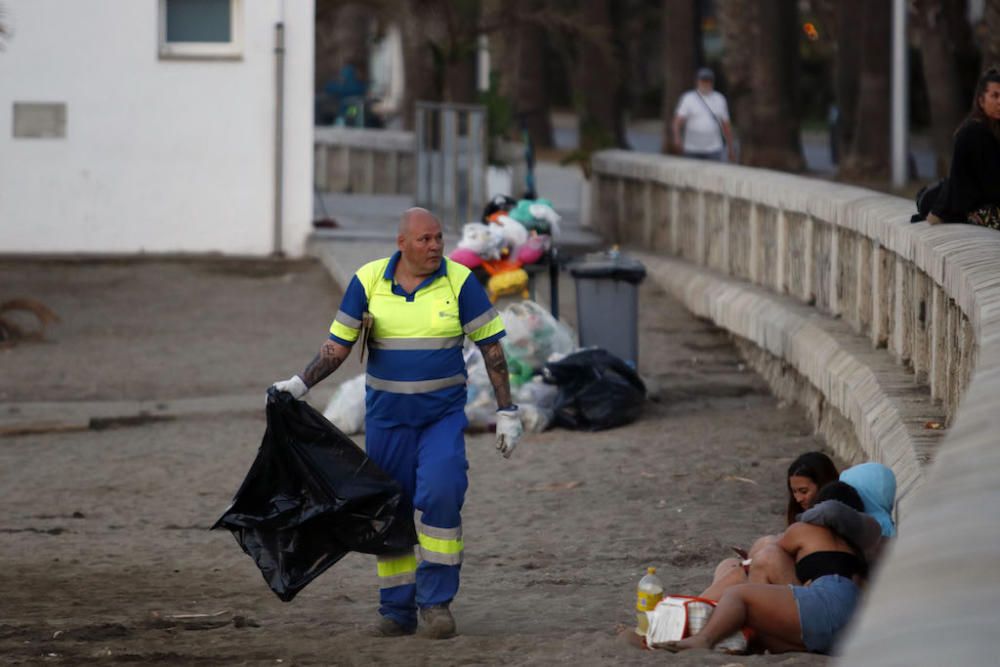 Así quedaron las playas tras la Noche de San Juan.