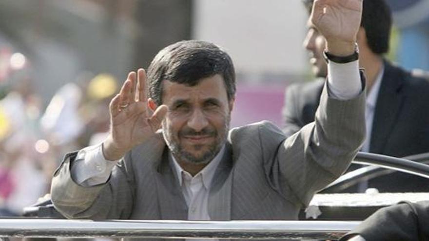 El presidente iraní, Mahmud Ahmadineyad, saluda durante su llegada al Líbano.
