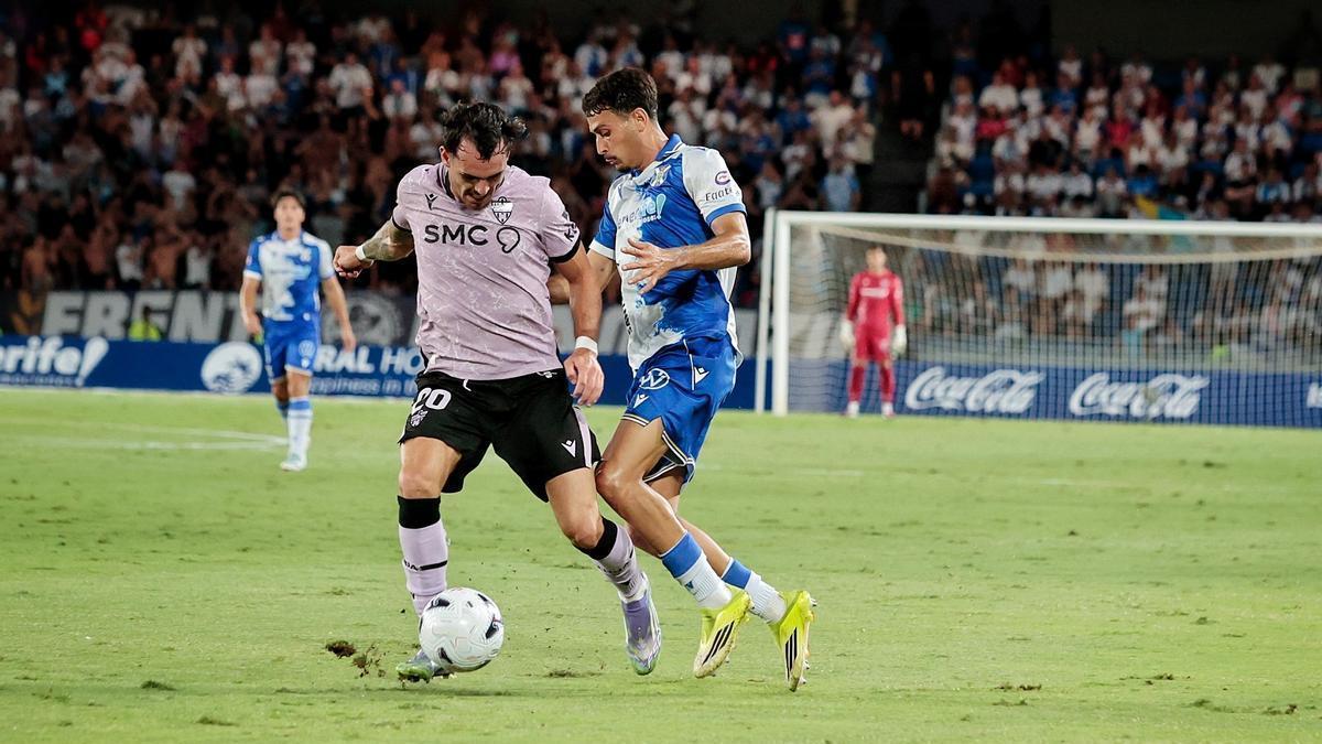 Álex Sola y David Rodríguez, en el partido Tenerife-Almería.