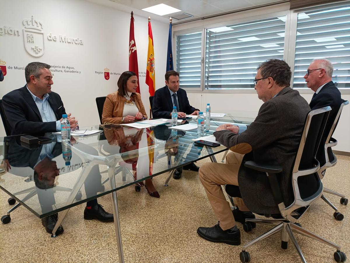 La consejera Rubira y el alcalde Ballesta, en la reunión celebrada esta mañana