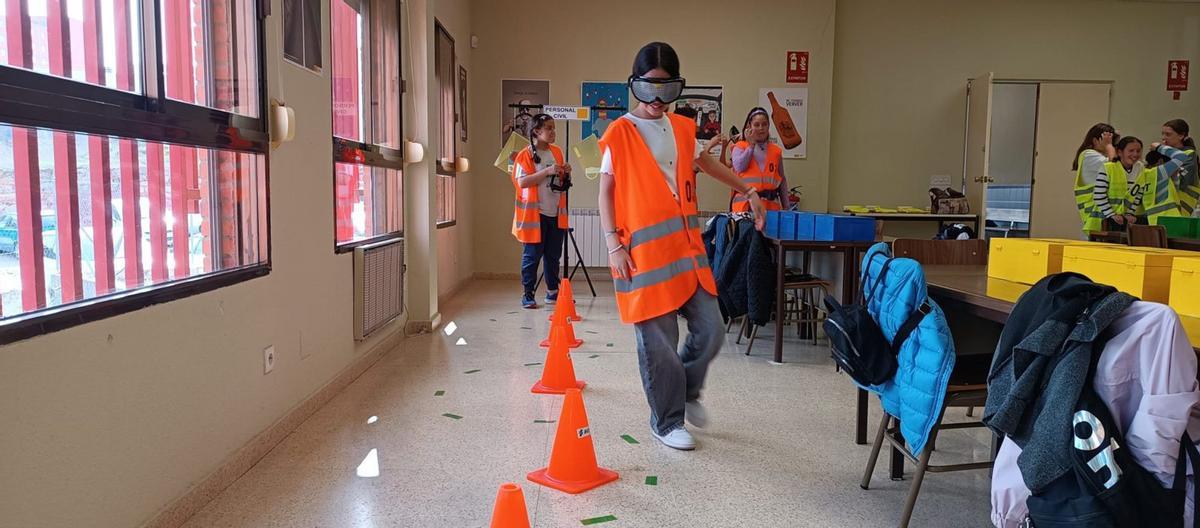Uno de grupos de participantes del colegio Nuestra Señora de Gracia, en Bermillo de Sayago, supera una de las pruebas del «escape room». | Cedida