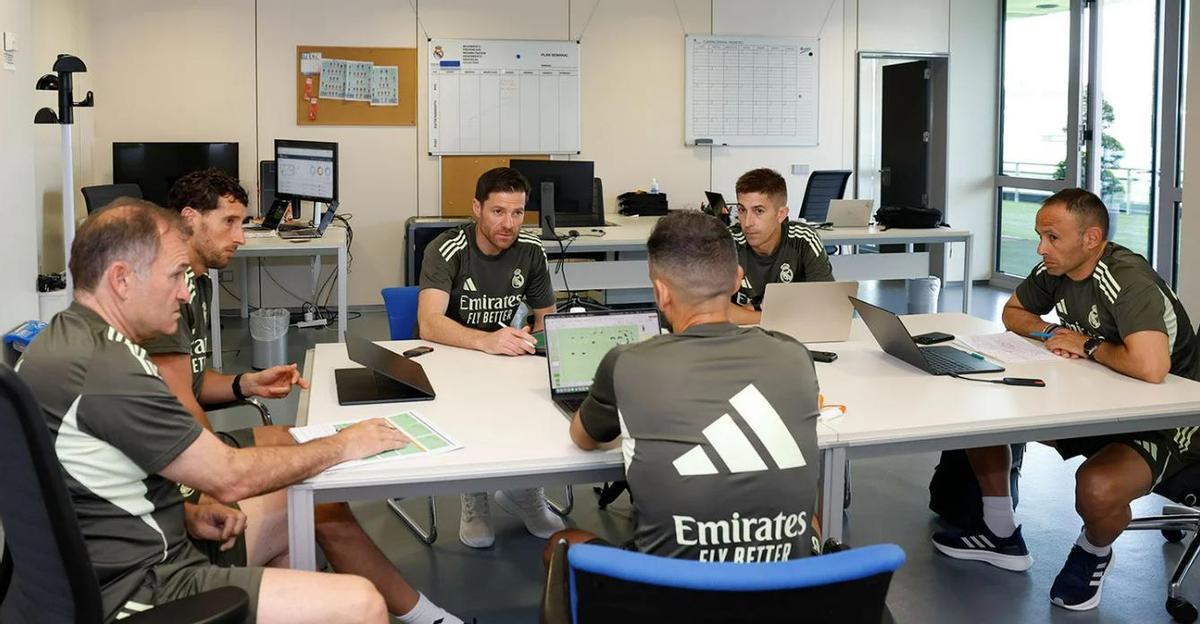 Xabi Alonso, en una reunión con su cuerpo técnico.