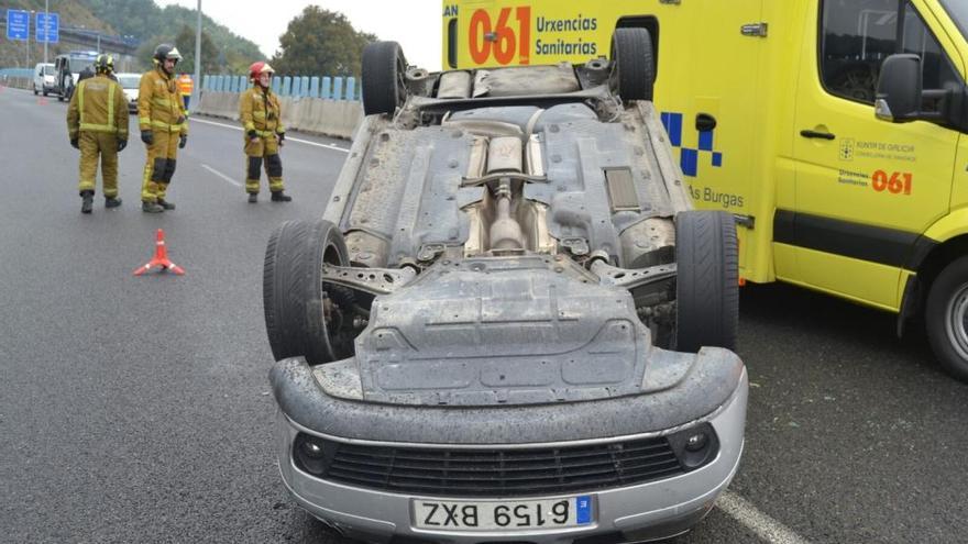 Coche volcado en el vial de salida de la A-52 en Vistafermosa