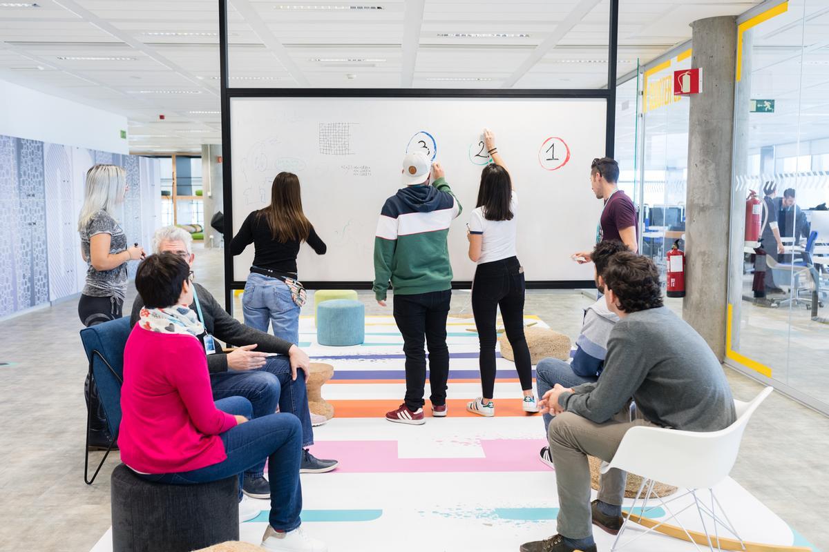 El model d'aprenentatge "peer to peer", es basa en l'esperit de superació i el treball en equip.