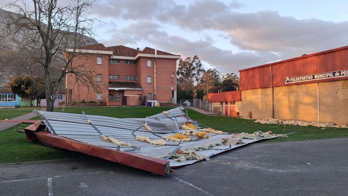 El viento derriba parte del techo del polideportivo de Posada de Llanes y obliga a suspender las clases