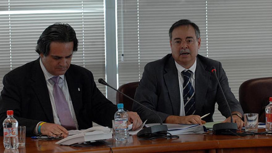 Domingo Berriel, consejero de Medio Ambiente, en la reunión que mantuvo en la mañana de este jueves con los afectados por la ilegalización de los hoteles en Lanzarote.