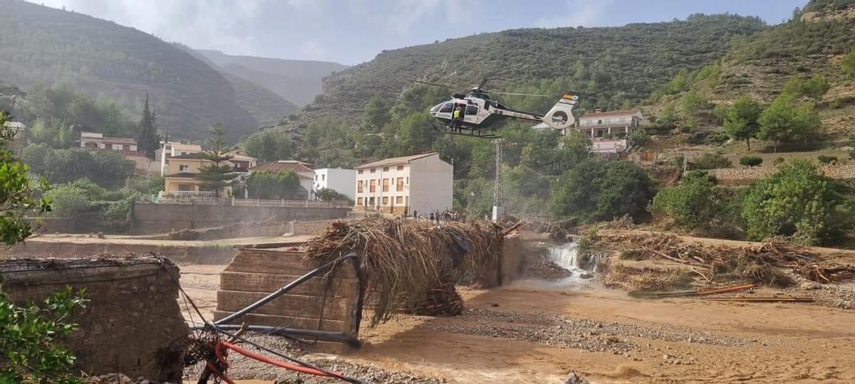 Un helicóptero de la Guardia Civil sobre uno de los puentes de Sot de Chera totalmente destrozado por la dana
