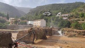 Un helicóptero de la Guardia Civil sobre uno de los puentes de Sot de Chera totalmente destrozado. RIADA HISTÓRICA . LLUVIAS . DANA . GOTA FRÍA . INUNDACIONES EN LA RIBERA . LHORTA SUD. LA HOYA DE BUÑOL . REQUENA-UTIEL