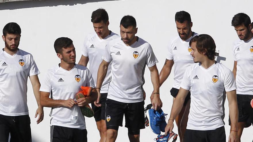 Los jugadores saltan al campo en el último entrenamiento de la semana.