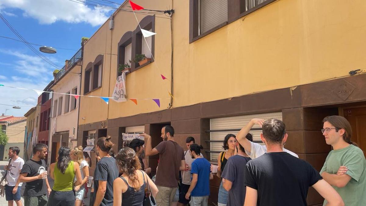 Una trentena de personas celebran el acuerdo que evita el dehaucio en Sant Cugat