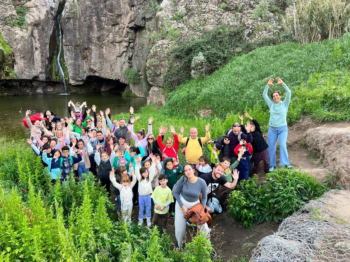 Alumnos y profesores del colegio de Tejeda junto a los del colegio de La Graciosa  en El Charco de las Palomas.