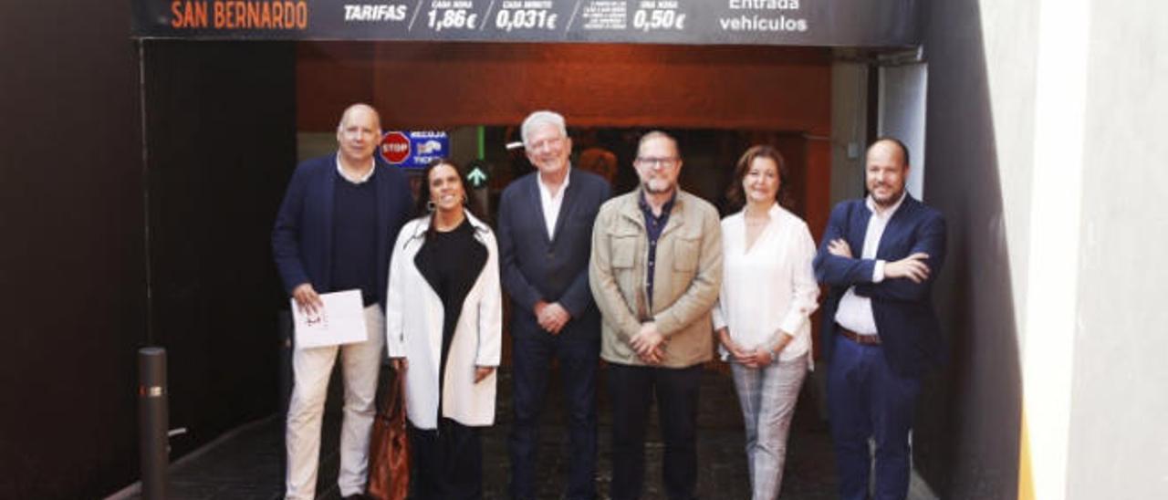 Pedro Quevedo, José Eduardo Ramírez, Carmen Reyes y José Ricart con una empresaria de Triana en el parquin de San Bernardo.