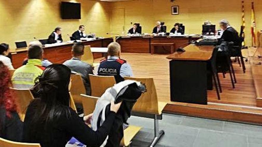 Els dos acusats durant el judici a l&#039;Audiència de Girona, ahir.