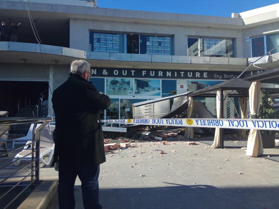 El viento derriba un cartel de grandes dimensiones sobre la terraza de un centro comercial en Orihuela Costa sin causar víctimas