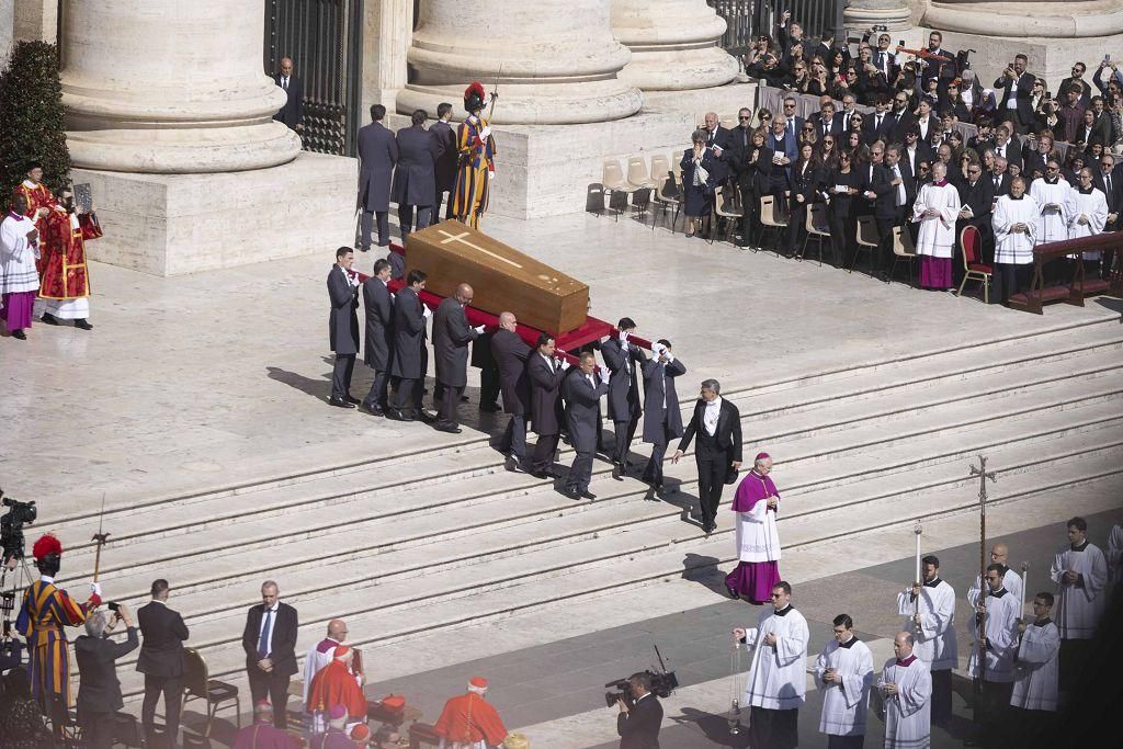 El funeral del papa Francisco en la Plaza de San Pedro del Vaticano, en imágenes