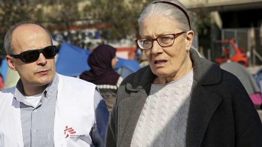 La actriz Vanessa Redgrave y un doctor en el campamento de Pireo.