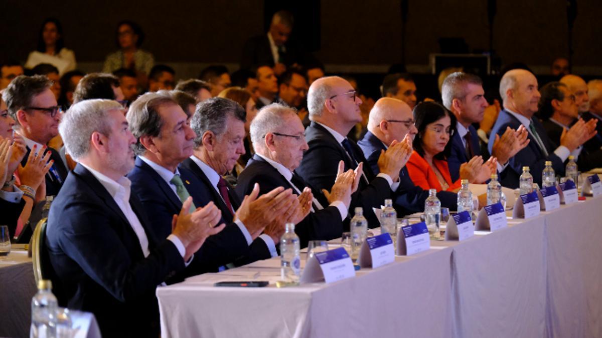 Fernando Clavijo y Luis Padrón, etre otros, en el acto inaugural.