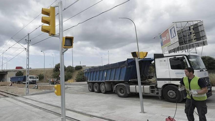 Uno de los nuevos semáforos junto a las vías del tren de Sóller.