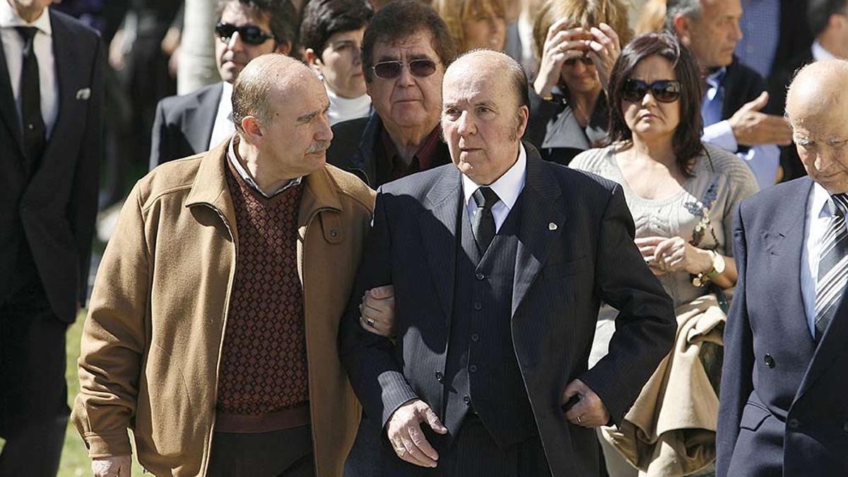 Chiquito de la Calzada durante el funeral de su mujer